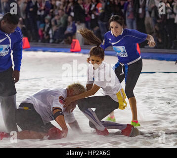 Meghan Markle, rechts, mit Nina Dobrev, Center und Guy Fieri auf Directv 8. jährlichen Celebrity Beach Bowl am 1. Februar 2014 in New York, NY. Foto von Francis Specker Stockfoto