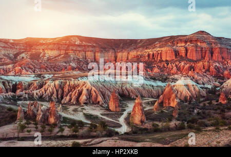 Panorama der einzigartigen geologischen Formationen in Kappadokien, Türkei. Stockfoto