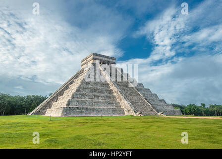El Castillo oder Tempel der Kukulkan Pyramide, Chichen Itza, Yucatan, Mexiko Stockfoto