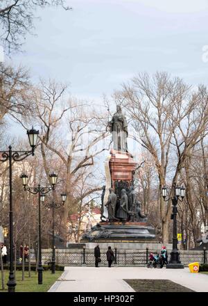 Denkmal für Katharina die große II mit russischen Wappen in Krasnodar, Russland Stockfoto