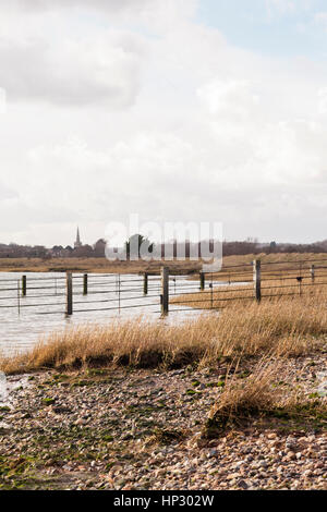 Auf der Halbinsel Hoo Hoo St. Werburgh Dorf gesehen aus dem Osten auf den Fluss Medway Stockfoto