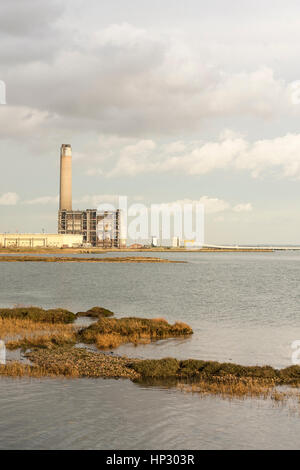 Kent Marschland, auf der Halbinsel Hoo mit Kingsnorth Power Station in der Ferne. Stockfoto