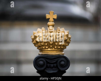 Alte goldene Krone im Stil des Heiligen Römischen Reiches Karls des großen. Stockfoto