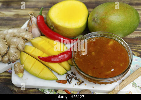 Schüssel mit hausgemachten Frsh Mango-Chutney auf alten Holztisch Stockfoto