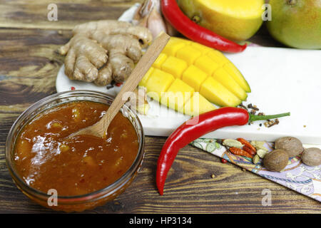 Schüssel mit hausgemachten Frsh Mango-Chutney auf alten Holztisch Stockfoto