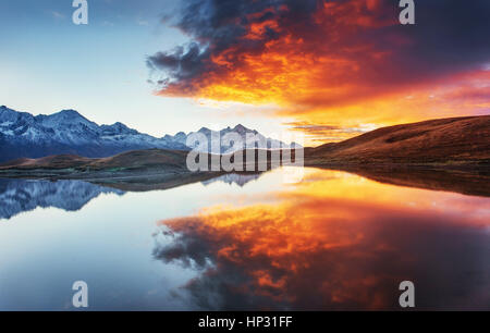 Sonnenuntergang am Berg-See-Koruldi. Obere Swanetien, Georgia, Europa. Stockfoto