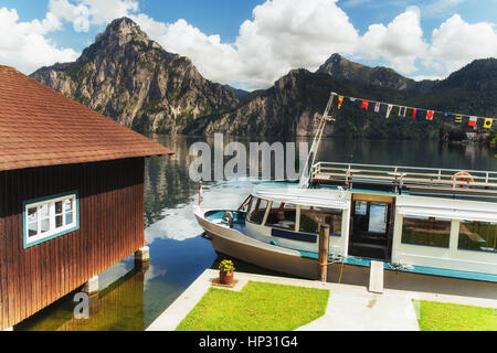 Boot auf einem See in Hallstatt. Österreich Stockfoto