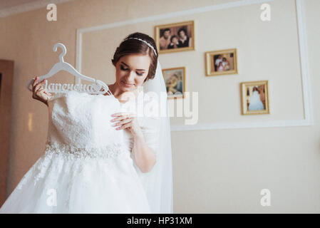 Mädchen Kleid anprobieren Stockfoto