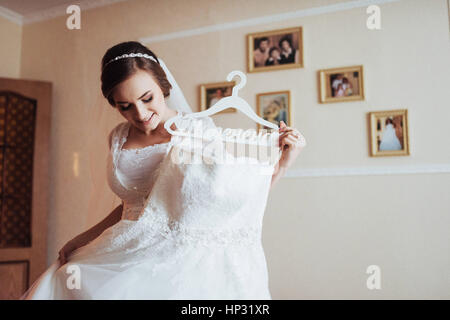 Mädchen Kleid anprobieren Stockfoto