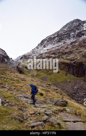 Einsame Wanderer in Rossett Gill Klettern Wainwright bergwärts der Bogen fiel & Rossett Pike, Langdale, Nationalpark Lake District, Cumbria, UK. Stockfoto