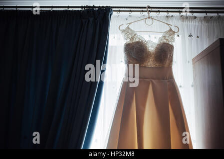 Das perfekte Hochzeitskleid mit einem vollen Rock auf Kleiderbügel Stockfoto