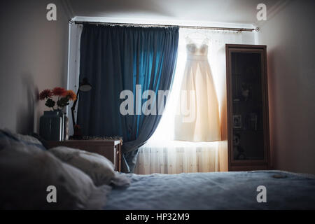 Das perfekte Hochzeitskleid mit einem vollen Rock Stockfoto