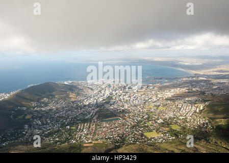 Cape Town, South Africa - 12. November 2016: Luftbild auf Signal Hill und die Innenstadt von Kapstadt, Südafrika, vom Tafelberg mit gesehen Stockfoto