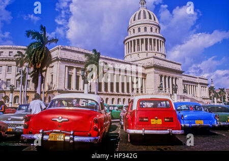 Vintage, Auto, Taxi, Taxi, Taxi, Taxi, alt, Straßenszene in Paseo Martí oder prado, und Capitol Building, El Capitolio, Centro Habana District, La Habana, Kuba Stockfoto