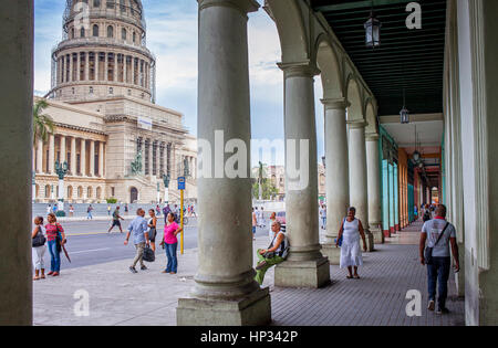 Taxi, Taxi, Taxi, Vintage, Auto, Straßenszene Paseo Marti oder Prado, im Hintergrund Capitol Building, El Capitolio, Centro Habana District, La Habana, Kuba Stockfoto