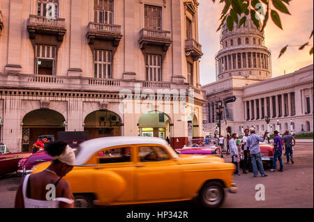 Taxi, Taxi, Taxi, Vintage, Auto, Straßenszene im Parque Central, im Hintergrund Capitol Gebäude, El Capitolio, Centro Habana District, La Habana, Kuba Stockfoto