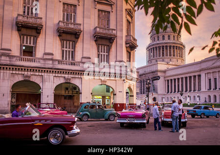 Taxi, Taxi, Taxi, Vintage, Auto, Straßenszene im Parque Central, im Hintergrund Capitol Gebäude, El Capitolio, Centro Habana District, La Habana, Kuba Stockfoto