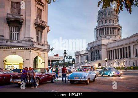 Taxi, Taxi, Taxi, Vintage, Auto, Straßenszene im Parque Central, im Hintergrund Capitol Gebäude, El Capitolio, Centro Habana District, La Habana, Kuba Stockfoto