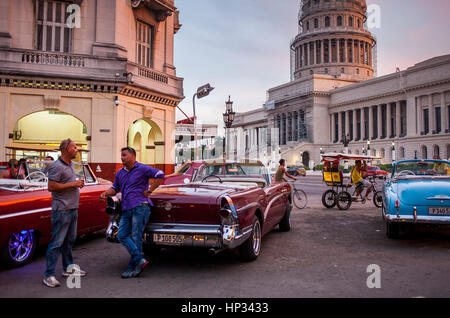 Taxi, Taxi, Taxi, Vintage, Auto, Straßenszene im Parque Central, im Hintergrund Capitol Gebäude, El Capitolio, Centro Habana District, La Habana, Kuba Stockfoto