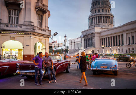 Taxi, Taxi, Taxi, Vintage, Auto, Straßenszene im Parque Central, im Hintergrund Capitol Gebäude, El Capitolio, Centro Habana District, La Habana, Kuba Stockfoto