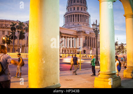 Taxi, Taxi, Taxi, Vintage, Auto, Straßenszene Paseo Marti oder Prado, im Hintergrund Capitol Building, El Capitolio, Centro Habana District, La Habana, Kuba Stockfoto