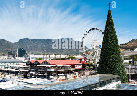 Cape Town, South Africa - 15. November 2016: Weihnachten Vorbereitung des berühmten Victoria and Alfred (V & A) Waterfront von Kapstadt mit der Tabelle Moun Stockfoto