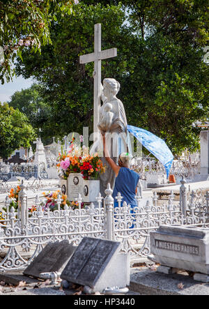 Beten, Amelia Wunder Jungfrau, im Cementerio Cristobal Colon, Dickdarm Friedhof, La Habana, Kuba Stockfoto