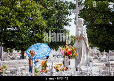Beten, Amelia Wunder Jungfrau, im Cementerio Cristobal Colon, Dickdarm Friedhof, La Habana, Kuba Stockfoto