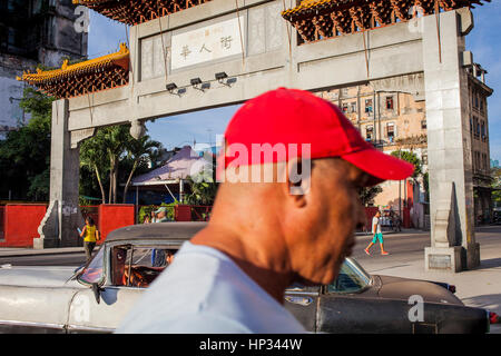 Haupttor in Chinatown, errichtet 1998, Geschenk der Regierung von China, Chinatown, La Habana, Kuba Stockfoto