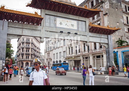 Haupttor in Chinatown, errichtet 1998, Geschenk der Regierung von China, Chinatown, La Habana, Kuba Stockfoto