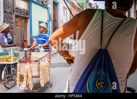 Männer verkaufen Kuchen, von einem Tri Taxi, Dreirad, Street-Szene im Centro Habana District, La Habana, Kuba Stockfoto