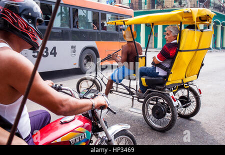 Tri Taxi, Dreirad, Bus und Motorrad, Motorrad, Street Scene in Av Simón Bolivar, Centro Habana District, La Habana, Kuba Stockfoto