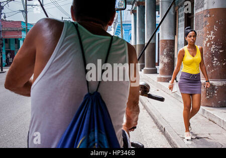 Von einem Tri Taxi, Dreirad, Street Scene in Padre Varela Straße, Centro Habana District, La Habana, Kuba Stockfoto