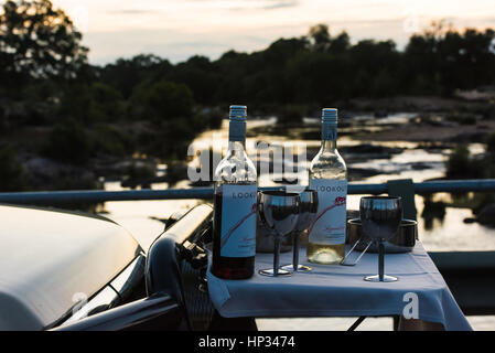 Kruger National Park, Südafrika - 27. November 2016: schönen Sundowner Getränke - rot- und Weißwein mit Silberbecher und Snacks im Hintergrund sind Stockfoto