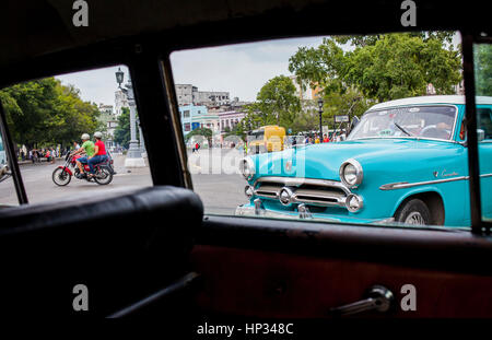 Taxi. Jahrgang, Auto, Motorrad, Motorrad. Straßenszene in der Consulado Straße, aus einem Schaufensterwagen, Centro Habana District, La Habana, Kuba Stockfoto