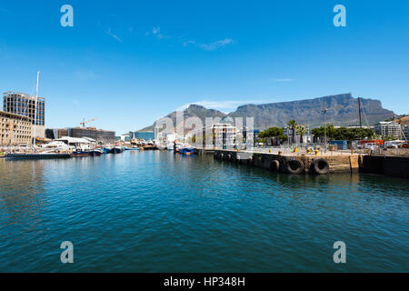 Cape Town, South Africa - 1. Dezember 2016: der berühmte V & A Waterfront von Kapstadt mit dem Tafelberg im Hintergrund sowie die Bau-sit Stockfoto