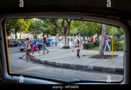 Straßenszene aus einem Auto, in der Consulado Straße, Centro Habana District, La Habana, Kuba Stockfoto