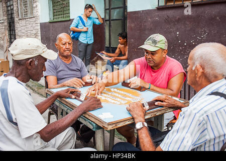 Domino Player in San Francisco Street, Centro Habana District, La Habana, Kuba Stockfoto