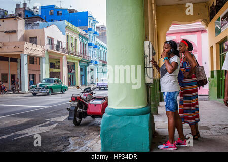 Frau ruft, Telefon, Telefon, Vintage, Auto, Street Scene in der Avenida Simon Bolivar oder Reina, Centro Habana, La Habana, Kuba Stockfoto