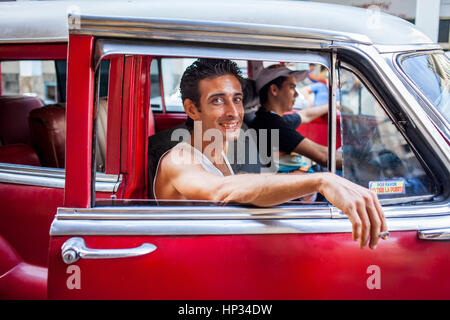 Taxi, Oldtimer, Fahrer und Kunde, Straßenszene in Alt-Havanna, Habana Vieja, La Habana, Kuba Stockfoto