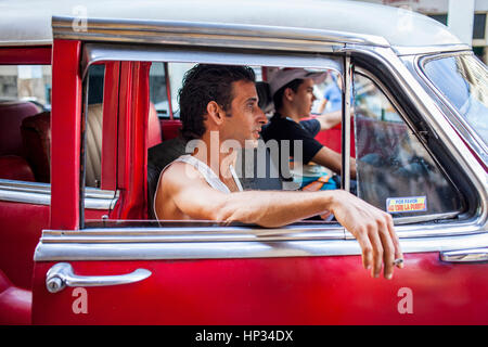 Taxi, Oldtimer, Fahrer und Kunde, Straßenszene in Alt-Havanna, Habana Vieja, La Habana, Kuba Stockfoto