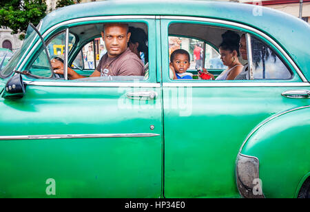 Taxi, Oldtimer, Fahrer und Kunde, Straßenszene in Alt-Havanna, Habana Vieja, La Habana, Kuba Stockfoto