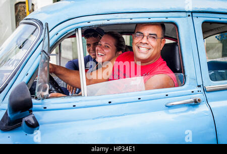 Taxi, Oldtimer, Fahrer und Kunde, Straßenszene in Alt-Havanna, Habana Vieja, La Habana, Kuba Stockfoto