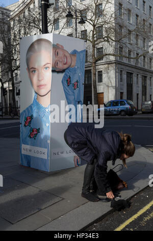 Modelle haben Spaß neben einer Straße Plakatwand für High-Street-Händler New Look, Outisde London Fashion Week in den Strang am 17. Febriary 2017 in London, England, Vereinigtes Königreich. London Fashion Week ist eine Kleidung Messe gehalten in London zweimal jährlich, im Februar und September. Es gehört zu den "Big Four" Fashion Weeks, zusammen mit New York, Mailand und Paris. Der Fashion-Branche spielt eine bedeutende Rolle in der Wirtschaft des Vereinigten Königreichs mit der London Fashion Week allein zu jeder Jahreszeit £ 269 Millionen Scheffeln geschätzt. Die sechs-Tage-Branchen-Event ermöglicht Designer zeigen ihre Kollektionen an Käufer, Journalist Stockfoto