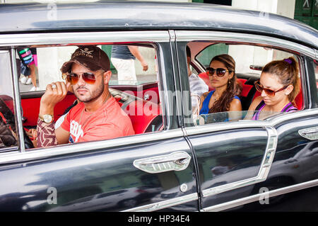 Taxi, Oldtimer, Fahrer und Kunde, Straßenszene in Alt-Havanna, Habana Vieja, La Habana, Kuba Stockfoto