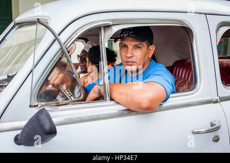 Taxi, Oldtimer, Fahrer und Kunde, Straßenszene in Alt-Havanna, Habana Vieja, La Habana, Kuba Stockfoto