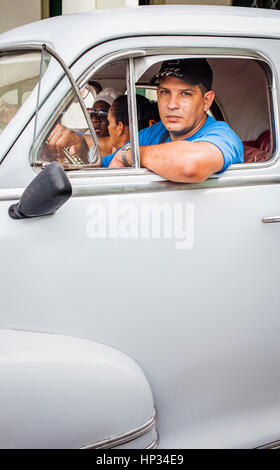 Taxi, Oldtimer, Fahrer und Kunde, Straßenszene in Alt-Havanna, Habana Vieja, La Habana, Kuba Stockfoto