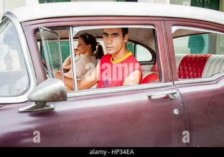 Taxi, Oldtimer, Fahrer und Kunde, Straßenszene in Alt-Havanna, Habana Vieja, La Habana, Kuba Stockfoto