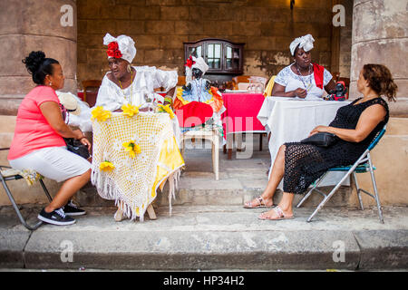 Kubanische Priesterinnen, Schamane, afro-kubanische Santeria Religion, die ihren Kunden die Zukunft und das Glück erzählt, Kathedralenplatz, Alt-Havanna, Habana Viej Stockfoto