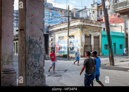 Straßenszene mit politischer Propaganda, Gesicht von Che Guevara, auf eine Straße Wand gemalt Centro Habana Bezirk, La Habana, Kuba Stockfoto